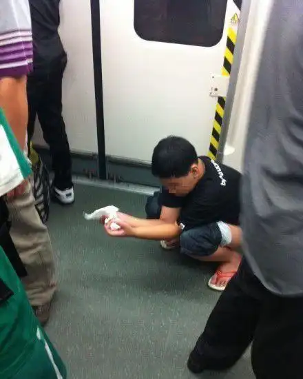 广州地铁惊现"大便弟":"在地铁三号线看.