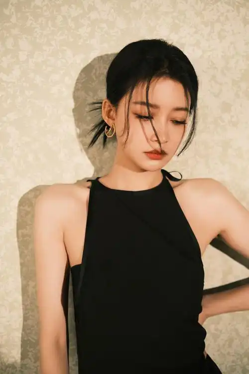 明星写真:孙怡挂脖黑丝绒连衣裙美腿纤细,瓜子脸俏丽可爱