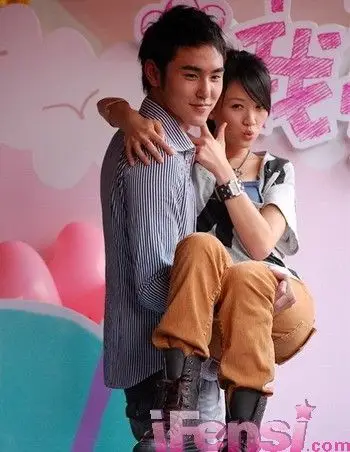 阮经天陈乔恩携《命中》入港 成最大吸金王