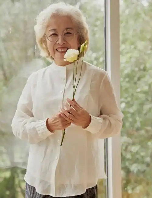 女人过了60岁穿花衣太显老,学这位白发奶奶穿素色,减龄又高级_身材