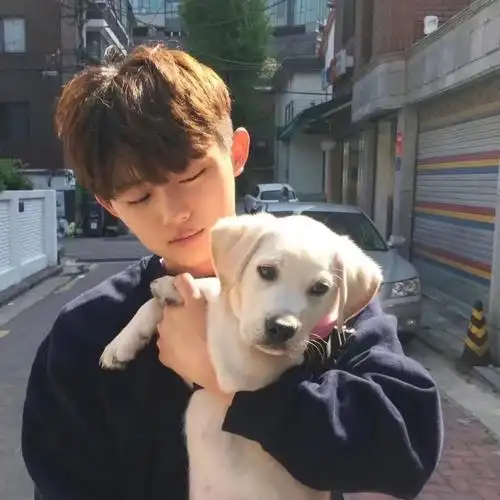 清晰男生与狗狗的头像图片