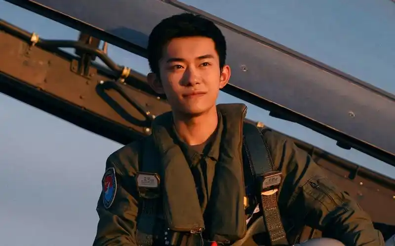 易烊千玺连续四年为空军招飞宣传,身穿制服眼神坚毅,少年变硬汉