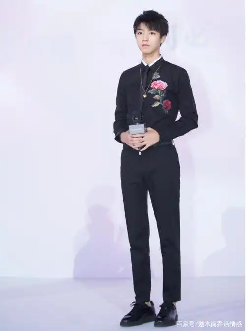 王俊凯真有一米八?与黄晓明站在一起,这身高差让人意外!