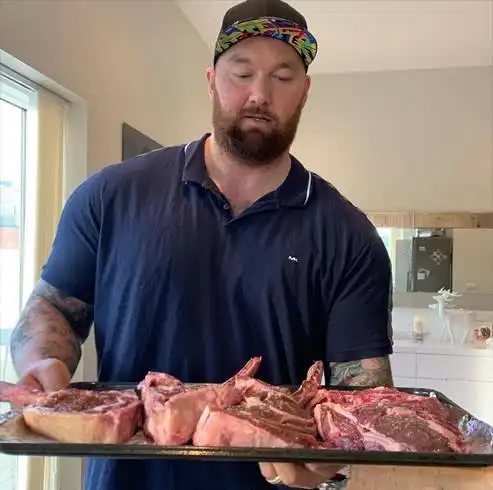 身高2米多,体重360斤,世界第一的大力士,训练器械都需要特制