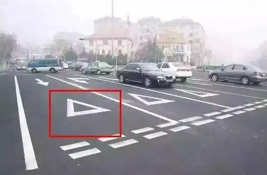 纵向减速标线怎么走不违章