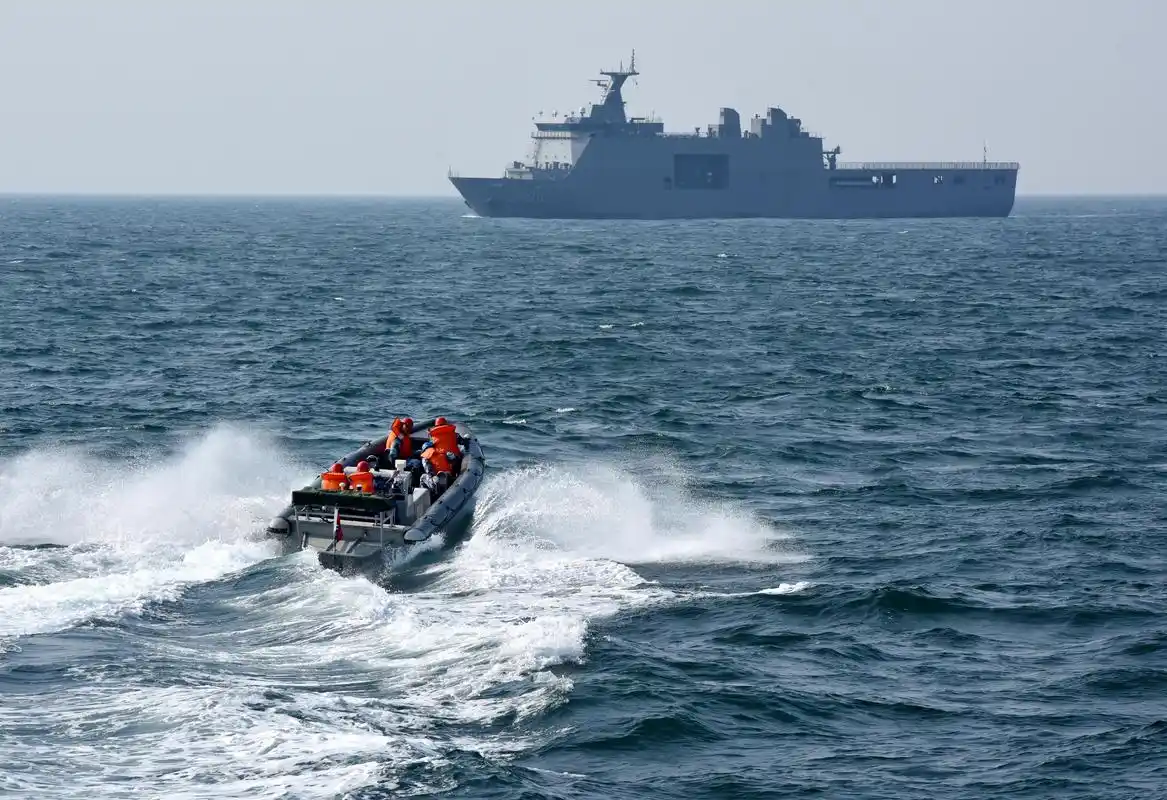 4月26日,联演结束后,中国海军盐城舰官兵站坡敬礼为外军送行.