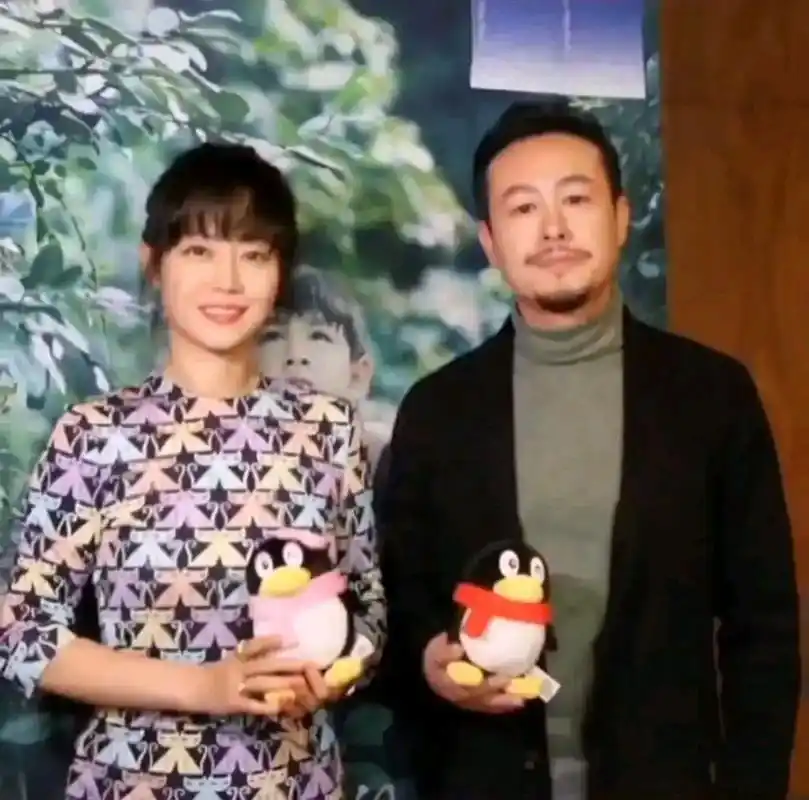 张颂文的妻子名叫陈素珍,来自江苏苏州,毕业于南京大学,现实生活中的