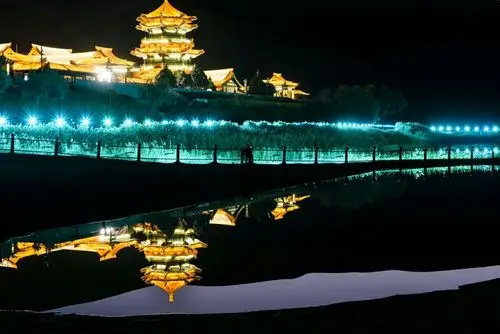 鸣沙山与月牙泉,沙山与泉水共处,历来以"沙漠奇观"著称于世,是敦煌最