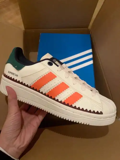 阿迪达斯贝壳鞋