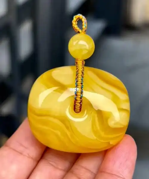 这款拉丝妖孽纹藏扣蜜蜡吊坠真的是太美了