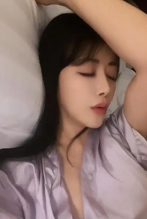 47岁陈紫函深夜晒自拍穿睡衣尖下巴抢镜疑和小9岁老公亮红灯