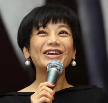 【图】导演王靖雄前妻照片曝光 近日与张艾嘉街头秀恩爱被拍