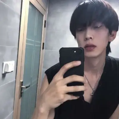 高冷男头像真人高清 拿着手机拍照的男生头像 - 男生头像 - 潮人个性