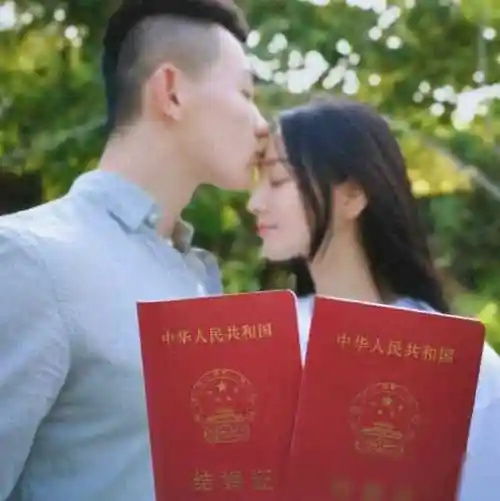 张馨予与老公餐厅用餐,发福被猜疑,女方回应._何捷_婚姻_爱情