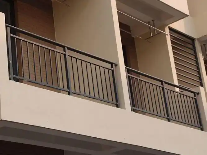 低层,多层住宅,比如6层楼以下的楼房,这种阳台栏杆净高不应低于1