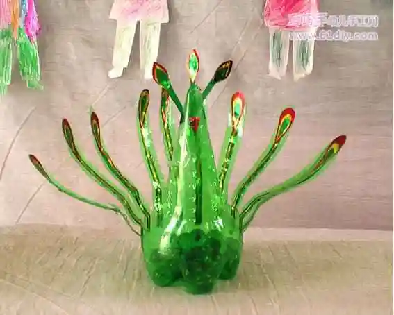 废饮料瓶制作的绿孔雀_瓶子手工_巧巧手幼儿手工网