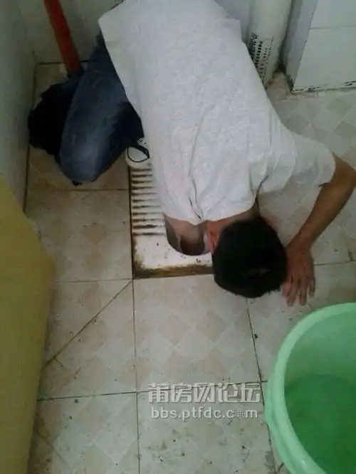 好恶心手机掉厕所里居然真的去扣