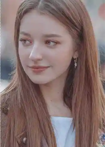 原来这就是俄罗斯的撒娇,建议反复观看,angelina她的眼睛在勾人!