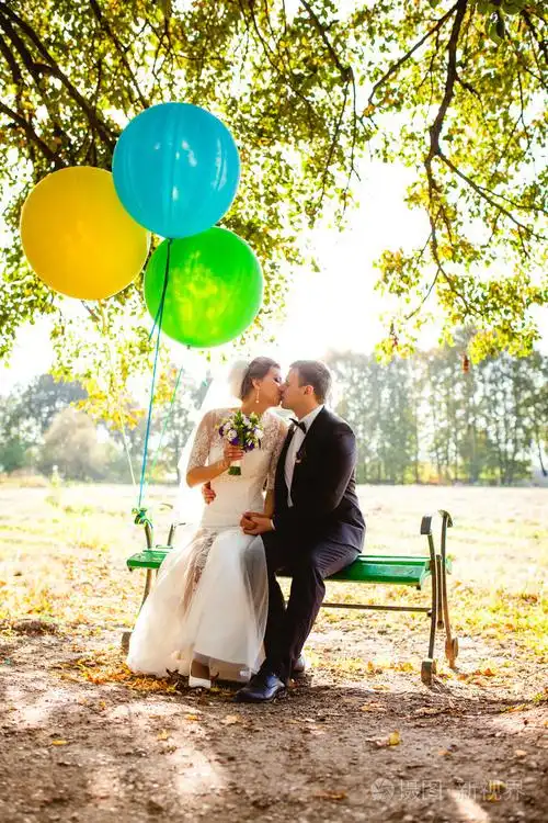 新娘和新郎坐气球坐在板凳上
