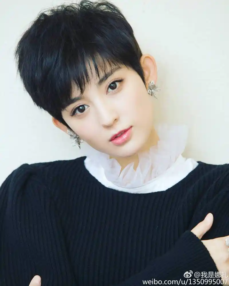 气质出众小花旦古力娜扎的高清近颜照,五官精致毫无瑕疵!