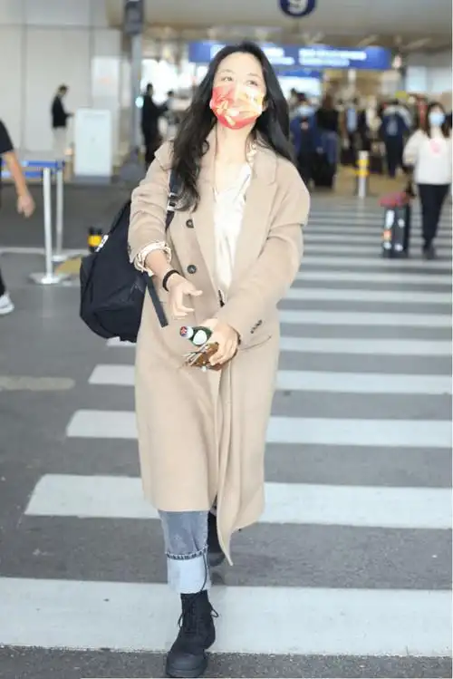 汤唯化不化妆都挺好看的穿卡其色风衣干练潇洒40多岁状态真好