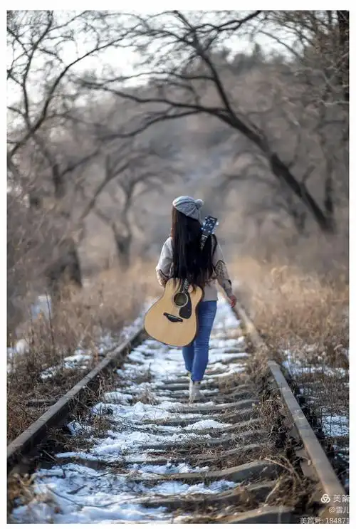 背着吉他的女孩