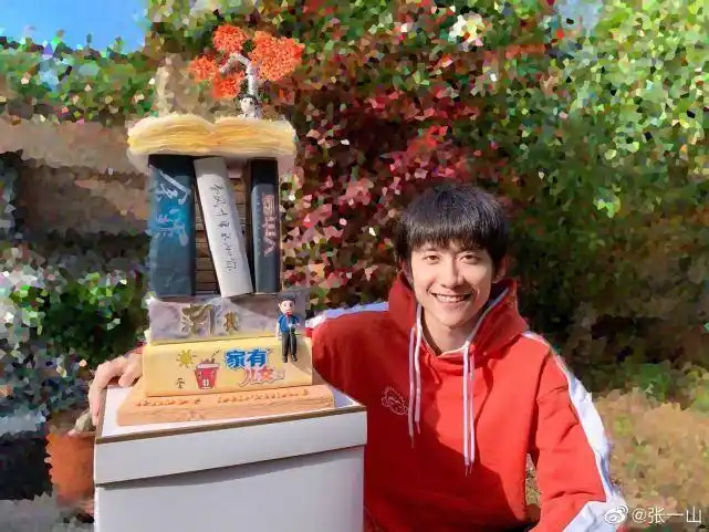 张一山表情生无可恋撞脸猴子,脸上黑斑密布皮肤黝黑毫不在乎形象