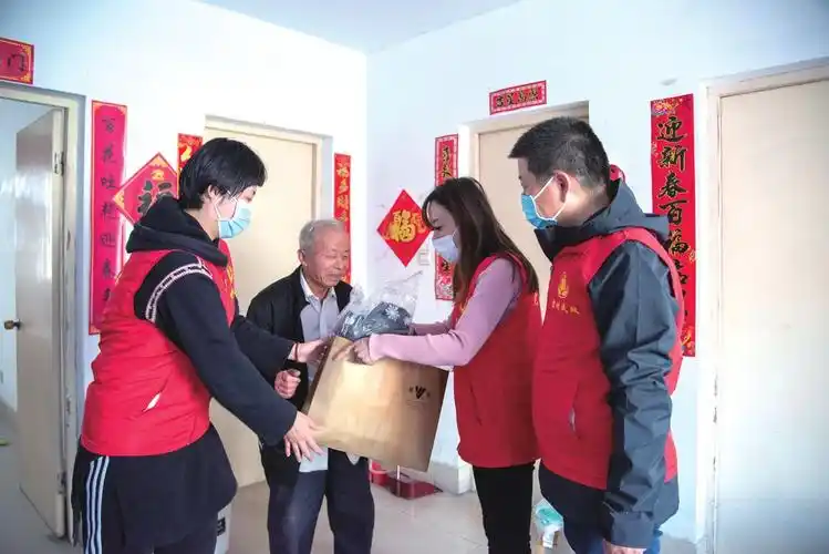 志愿服务队走访慰问空巢老人