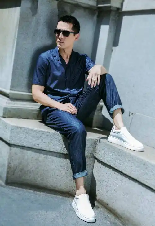 原创男人过了40岁少穿polo衫牛仔裤学胡歌这样穿减龄还帅气