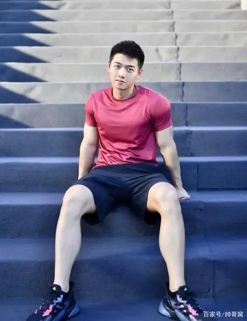 长着一副娃娃脸的95后健身男,虽然身高只有172,但气质却不差!