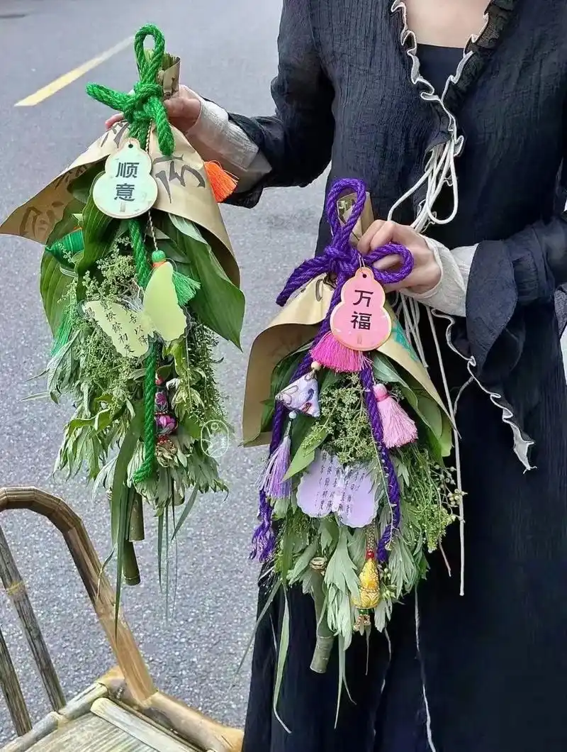 你知道端午挂艾草的寓意吗?端午节艾草的寓意:驱除虫类,避邪, - 抖音
