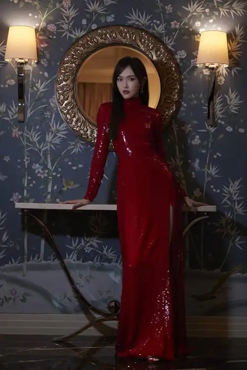 唐嫣甜美风造型太美了一袭水墨天鹅公主裙变身俏丽佳人