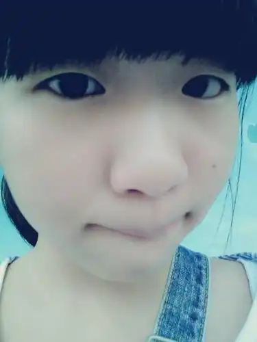 我是六年级小学生的啦……不要看我自己照的萌萌哒,其实平常