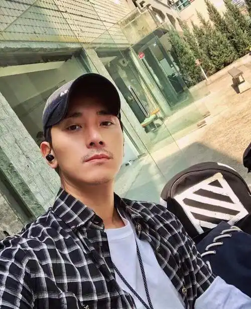 豆瓣有个帅哥天天私信我我觉得他用的是网图