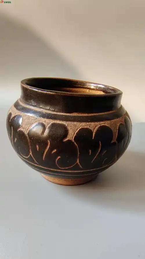 03耀州窑剔花黑釉罐