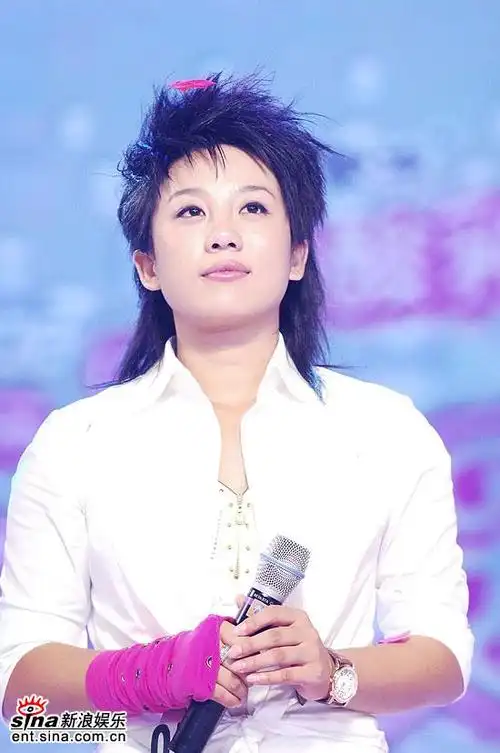 图文:超级女声沈阳总决赛-张冬玲回忆心路历程(1)