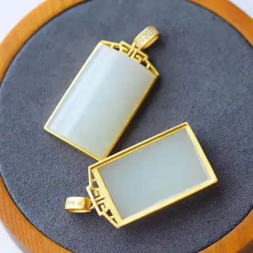 仿和田白玉方形无事牌吊坠镀金色锁骨链项链镶嵌女款送送长辈礼物