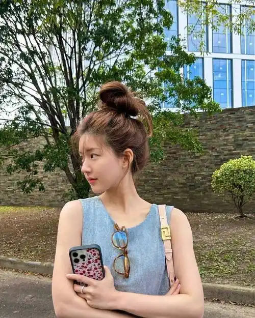 赵露思25岁一露生花#ins更新97新鮮的炸丸子头露露#赵露思公主仿妆