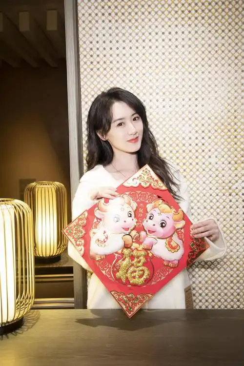 袁冰妍软糯乖巧的白色开衫也很适合暖暖的节日气氛