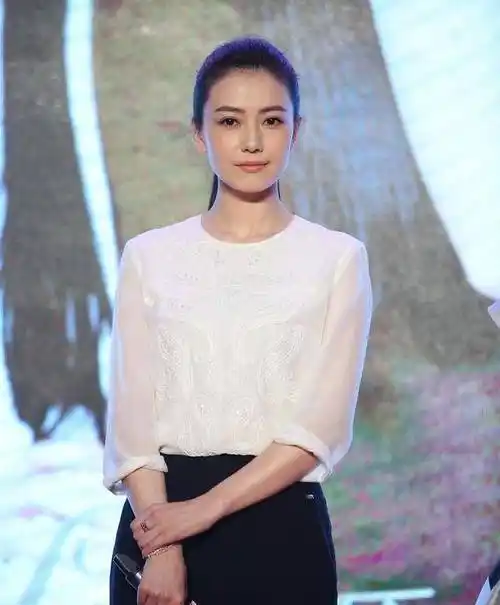 刘涛与高圆圆同框,相差1岁,一个像土气大妈,一个像清纯少女_女性_领结