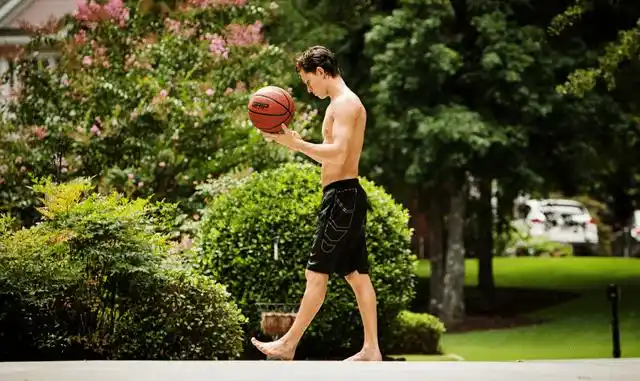 蜘蛛侠荷兰弟汤姆·赫兰德球场写真赤裸上身秀肌肉