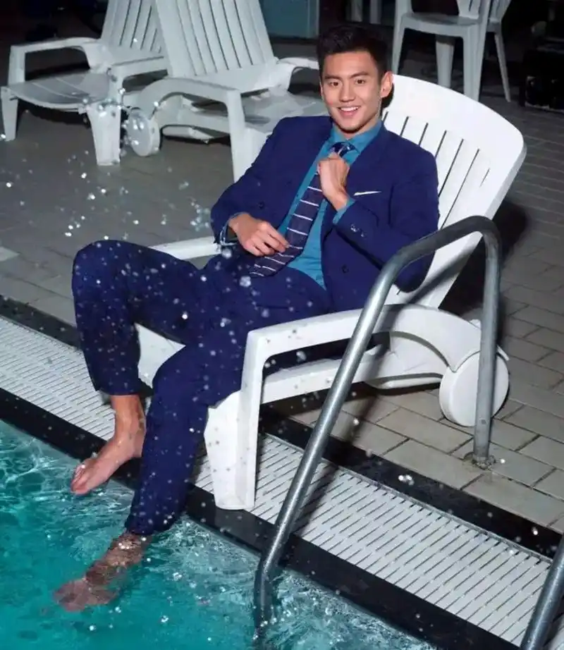 宁泽涛泳池正装写真太帅了