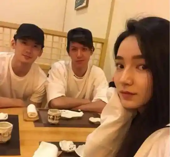 35岁刘芮麟官宣结婚生子,前任是代斯,曾因私撩女粉丝惹争议