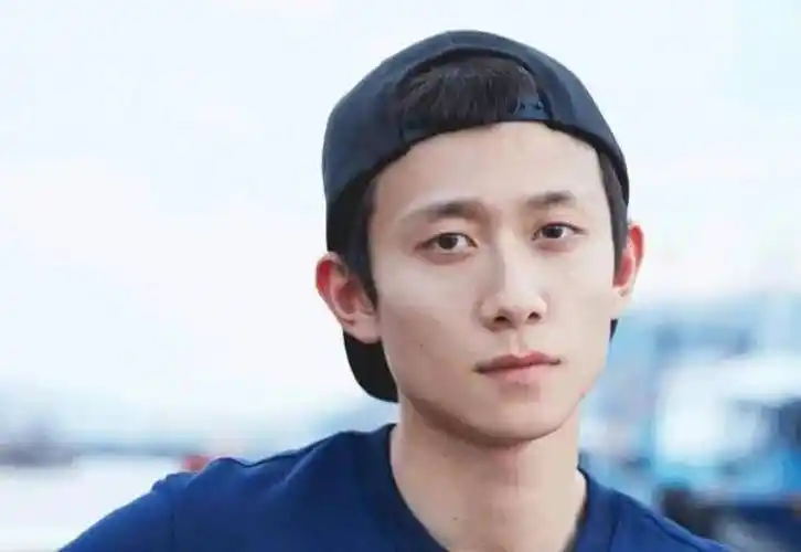 原创张一山与女子被曝新恋情和女子一起海南度假当众搂抱太亲密