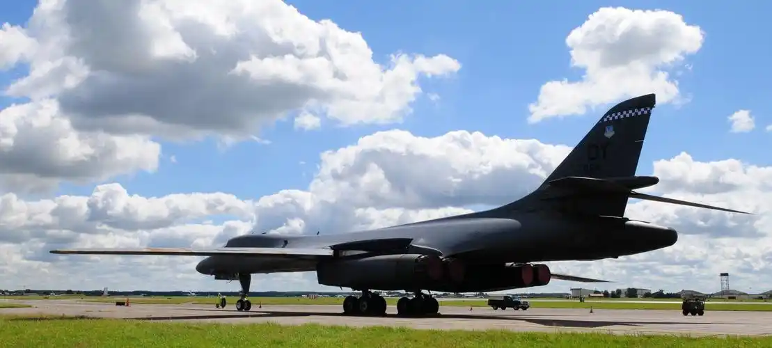 重型轰炸机吨位太大压爆轮胎怎么办美国直接换成了坦克履带