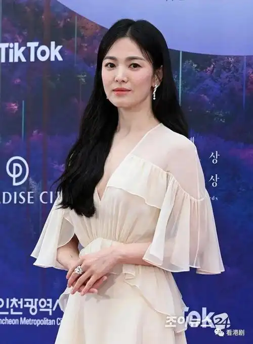 41岁韩国女星宋慧乔凭韩剧《黑暗荣耀》由"浪漫女王"变"复仇女王",入