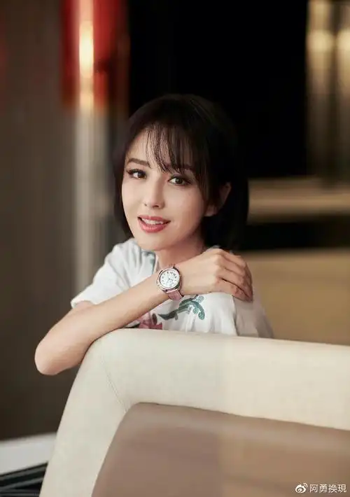 富婆佟丽娅高调出席活动穿v领裙秀出傲人上围一身行头上百万