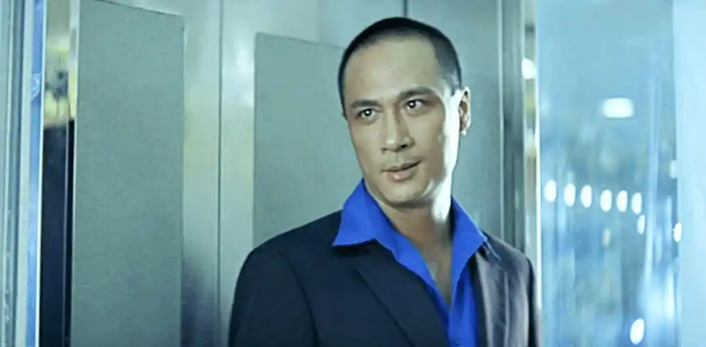 最具代表性的就是《枪火》里的吴镇宇.