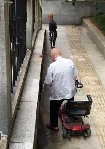 一些人在武汉长江大桥景区随地撒尿成习惯