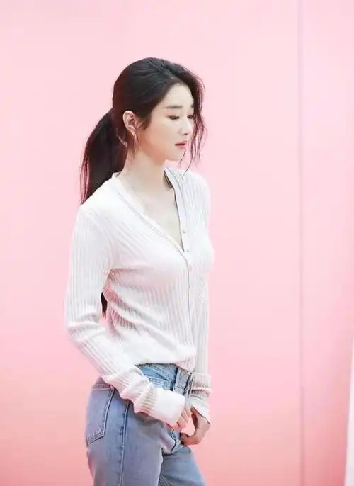 身材饱满性感迷人的高级气质美女徐睿知